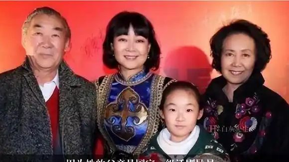 不做饭帅气丈夫甘当“家庭主夫”把她宠成宝pg电子试玩网站免费结婚34年只生孩子(图2)