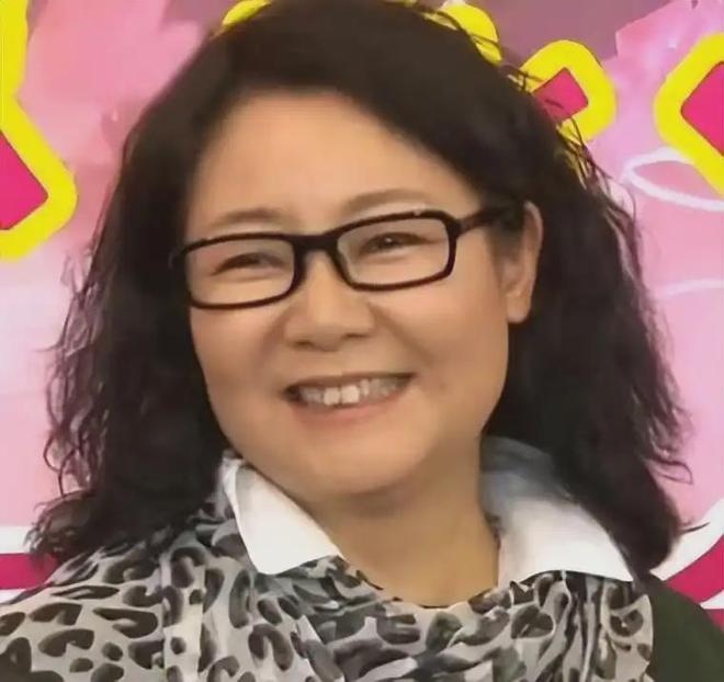不做饭帅气丈夫甘当“家庭主夫”把她宠成宝pg电子试玩网站免费结婚34年只生孩子(图4)