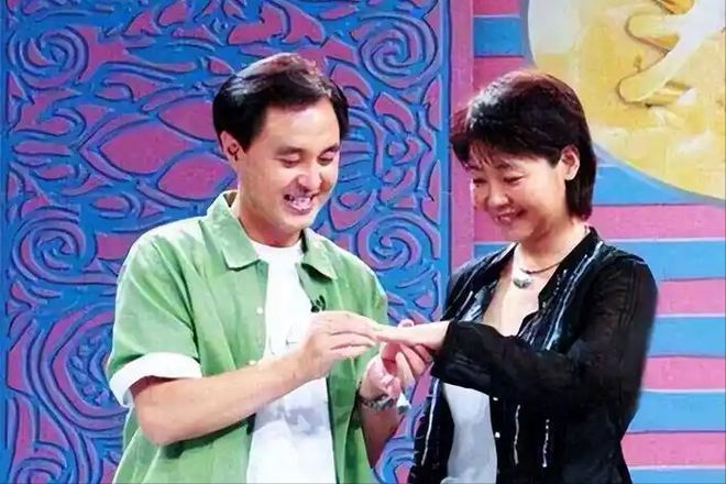 不做饭帅气丈夫甘当“家庭主夫”把她宠成宝pg电子试玩网站免费结婚34年只生孩子(图18)