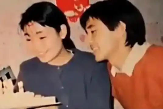 不做饭帅气丈夫甘当“家庭主夫”把她宠成宝pg电子试玩网站免费结婚34年只生孩子(图21)