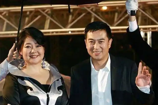 不做饭帅气丈夫甘当“家庭主夫”把她宠成宝pg电子试玩网站免费结婚34年只生孩子(图23)