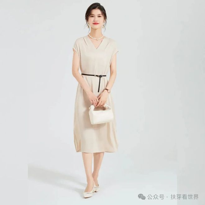 样穿做时髦精致妈妈！pg电子中国母亲节这(图3)
